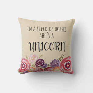 En un campo de caballos es una almohada de unicorn