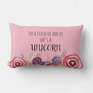 En un campo de caballos es una almohada de unicorn