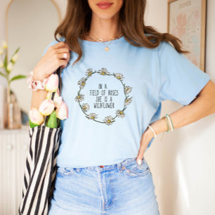 En un campo de Rosas, es una camiseta con flores s