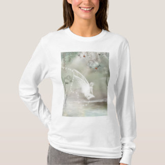 En una camiseta gris de la mañana