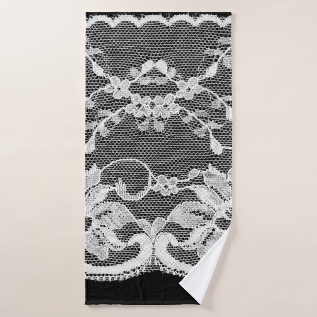 Encaje floral blanco sobre un fondo negro. (Toalla de baño)