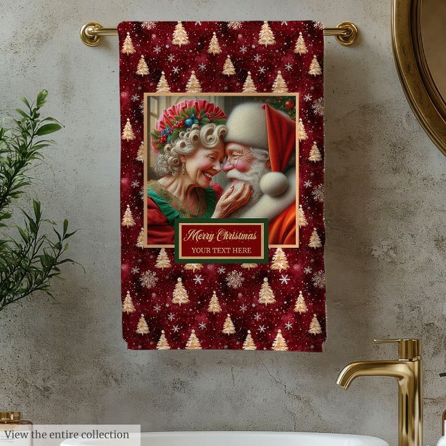 Encantador Sr. y Sra. Claus Toalla de Baño de Oro  (Lovely Mr. and Mrs. Claus Red Gold Bath Towel)
