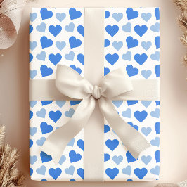 Encantadores corazones azules sobre papel blanco p