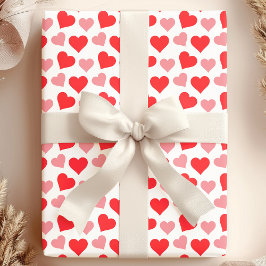 Encantadores corazones rojos rosados en papel blan
