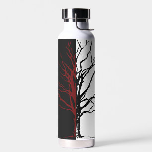 Encaramado en una botella de agua de Black Raven