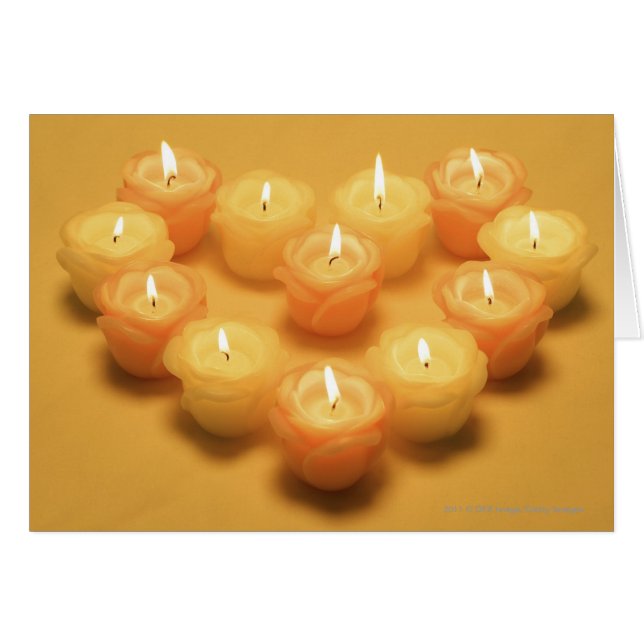 Encendiendo velas dispuestas en forma de corazón (Anverso (Horizontal))