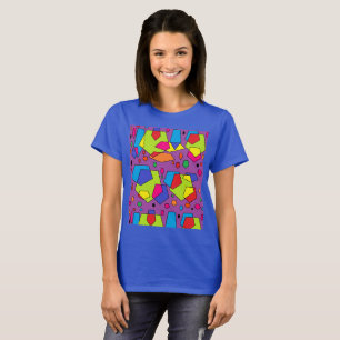Encima de una camiseta con trozos de color
