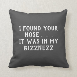 Encontró su almohada divertida del gris del