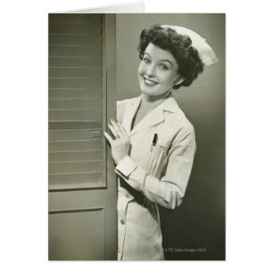 Enfermera de mirada furtiva