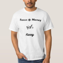 Enfoque en la camiseta de Power&Money, no de Honey