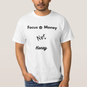 Enfoque en la camiseta de Power&Money, no de Honey