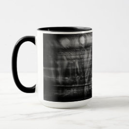 Enfoque la taza de café un carrusel y el caballo