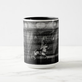 Enfoque la taza de café un carrusel y el caballo