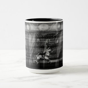 Enfoque la taza de café un carrusel y el caballo