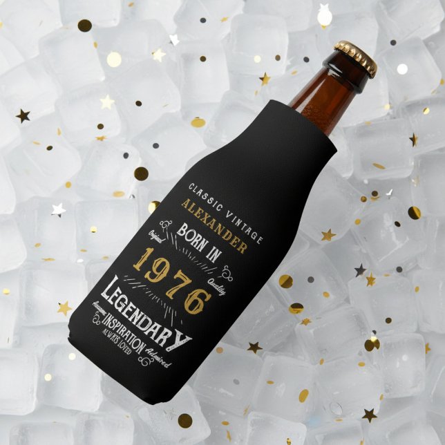 Enfriador De Botellas 50th Birthday 1976 Name Legend Chic Black Gold (Born 1976 bottle cooler on ice.)