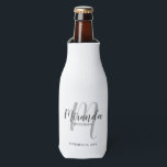 Enfriador De Botellas Bridesmaid personalizada de escritura moderna<br><div class="desc">Añada un toque personal a su boda con un regalo personalizado para la dama de honor. Este diseño presenta el nombre personalizado de la dama de honor en el estilo de fuente de escritura moderno gris y monograma en el estilo de fuente de escritura moderno gris claro como fondo con...</div>