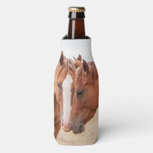 Enfriador De Botellas Caballos acariciándose en un prado