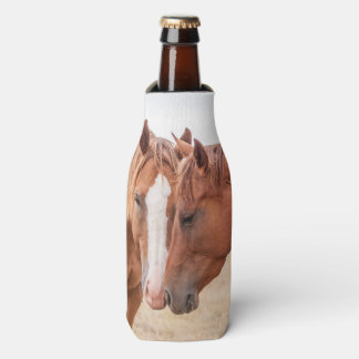 Enfriador De Botellas Caballos acariciándose en un prado