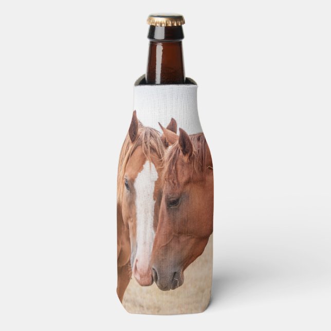 Enfriador De Botellas Caballos zumbando en un pasto (Frente de la botella)