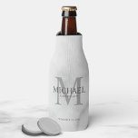 Enfriador De Botellas Clásicos Groomsmen Personalizados de Mármol Blanco<br><div class="desc">Añada un toque personal a su boda con el refrigerador personalizado de la botella de los padrones. Este refrigerador de botellas presenta el nombre personalizado del groomsman con el título y la fecha boda en gris y monograma en gris claro como fondo, en estilo serif clásico, sobre fondo de mármol...</div>