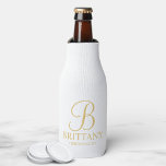 Enfriador De Botellas Elegante dama de honor personalizada de color blan<br><div class="desc">Elegante regalo de dama de honor en blanco y negro personalizado con monograma personalizado en estilo de letra de guión elegante en oro con el nombre de la dama de honor y el título en estilo de letra serif clásico en oro. También perfecto para la empleada de honor, la niña...</div>