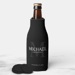 Enfriador De Botellas Elegante Groomsmen Negro Personalizado<br><div class="desc">Añada un toque personal a su boda con el refrigerador personalizado de la botella de los padrones. Este refrigerador de botellas presenta el nombre personalizado del groomsman con el título y la fecha boda en blanco y monograma en gris como fondo, en estilo clásico serif, sobre fondo negro. También perfecto...</div>