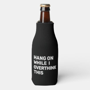 Enfriador De Botellas Espera Mientras Sobrepienso Esto Blanco Y Negro