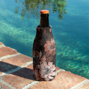 Enfriador De Botellas Flores de crema y teracote en un fondo marrón oscu