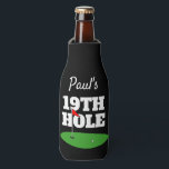 Enfriador De Botellas Funny titular de bebidas de botella de cerveza de<br><div class="desc">Funny portador de bebidas de botella de cerveza de golf de 19 hoyos. Titular de bebida personalizado con nombre y cita graciosa. Agregue su propio texto a la plantilla. Diseños deportivos para la fiesta de cumpleaños, barbacoa, cena, jubilación, etc. Impresión a dos caras. Regalos de oro humorísticos para papá, esposo,...</div>