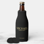 Enfriador De Botellas Groomsman personalizado de color negro y oro moder<br><div class="desc">Modern Black and Gold Personalized Groomsman Gifts con el nombre, el título y la fecha boda de un groomman personalizado en el estilo de tipo de letra clásico del serif en el fondo negro. También perfecto para el Mejor Hombre, Padre de la Novia y más. Nota: Los detalles del Relieve...</div>