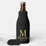 Enfriador De Botellas Groomsman personalizado de color negro y oro moder<br><div class="desc">Regalos Groomsman personalizados modernos en negro y oro con monograma personalizado, nombre y título de un groomsman con estilo de letra clásico en serif en color negro. También perfecto para el Mejor Hombre, Padre de la Novia y más. Nota: Los detalles del Relieve metalizado se simulan en la obra de...</div>