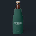 Enfriador De Botellas Groomsman personalizado del verde esmeralda modern<br><div class="desc">Regalos Groomsman Personalizados Modernos con el nombre,  título y fecha boda de un pintor blanco personalizado en un estilo de letra serif clásico sobre fondo verde esmeralda. También perfecto para el Mejor Hombre,  Padre de la Novia y más.</div>