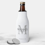 Enfriador De Botellas Groomsmen minimalista blanco personalizado<br><div class="desc">Añada un toque personal a su boda con el refrigerador personalizado de la botella de los padrones. Este refrigerador del frasco presenta el nombre personalizado del groomsman con el título y la fecha boda en gris y monograma en gris claro como fondo, en estilo clásico serif, sobre fondo blanco. También...</div>