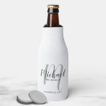 Enfriador De Botellas Groomsmen personalizado de escritura moderna<br><div class="desc">Añada un toque personal a su boda con el refrigerador personalizado de la botella de los padrones. Este refrigerador de botellas presenta el nombre personalizado de los groomsmen en estilo de letra de escritura moderno gris y monograma en estilo de fuente de escritura moderno gris claro como fondo con título...</div>