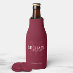 Enfriador De Botellas Groomsmen personalizado de la rojo borgoña<br><div class="desc">Añada un toque personal a su boda con el refrigerador personalizado de la botella de los padrones. Este refrigerador de botellas presenta el nombre personalizado del groomsman con el título y la fecha boda en blanco y monograma en rojo burdeos claro como fondo, en estilo clásico serif, con fondo rojo...</div>
