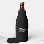 Enfriador De Botellas Groomsmen personalizados de escritura negra modern<br><div class="desc">Modern Script Personalized Groomsmen Bottle Cooler presenta el nombre del groomsman personalizado en blanco estilo de letra de escritura moderno con título y fecha boda en moderno sans serif estilo de fuente sobre fondo negro. También perfecto para la empleada de honor, la niña flor, la madre de la novia, los...</div>