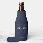 Enfriador De Botellas Groomsmen personalizados de la Marina Náutica Azul<br><div class="desc">Añada un toque personal a su boda con el refrigerador personalizado de la botella de los padrones. Este refrigerador del frasco presenta el nombre personalizado del groomsman con el título y la fecha boda en blanco y monograma en azul marino claro como fondo, en estilo serif clásico, sobre fondo azul...</div>