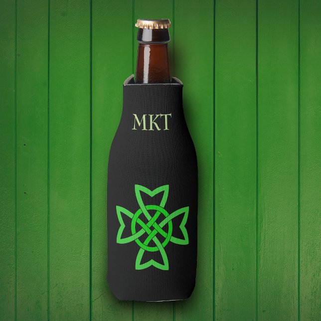 Enfriador De Botellas Knot celta verde irlandesa (Irish Celtic Green Knot for St Paddys Day on black bottle cooler.  Personalize with your text.)