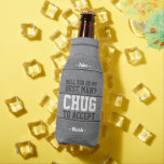 Enfriador De Botellas Mejor hombre propone a Chug aceptar divertida made<br><div class="desc">Empieza la celebración del boda con estilo con un divertido enfriador de botellas de proposición de groomsman personalizado. El diseño presenta un fondo rústico de madera de imitación gris, elegantes nombres modernos de tipografía y una solicitud de personalizable que dice "¿Serás mi padrino? Chug a aceptar". Todo el texto es...</div>