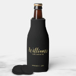 Enfriador De Botellas Moderno Script Black&Gold Personalizado Groomsmen<br><div class="desc">Modern Script Personalized Groomsmen Bottle Cooler presenta el nombre del groomsman personalizado en estilo de letra de escritura moderna de oro con título y fecha boda en moderno estilo de letra sans serif sobre fondo negro. También perfecto para la empleada de honor, la niña flor, la madre de la novia,...</div>