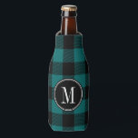 Enfriador De Botellas Monograma de verificación de búfalo negro y Verde<br><div class="desc">Cute trendy monogramed lata o enfriador de botellas con un patrón de manchas de prueba de búfalo preppy. Personalízalo con un monograma personalizado u otro texto en un marco circular. Haga clic en Personalizar para cambiar el texto y los tipos de letra y crear un regalo único para sus damas...</div>