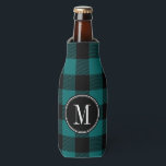 Enfriador De Botellas Monograma de verificación de búfalo negro y Verde<br><div class="desc">Cute trendy monogramed lata o enfriador de botellas con un patrón de manchas de prueba de búfalo preppy. Personalízalo con un monograma personalizado u otro texto en un marco circular. Haga clic en Personalizar para cambiar el texto y los tipos de letra y crear un regalo único para sus damas...</div>