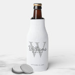 Enfriador De Botellas Monograma y nombre de Groomsmen con guión personal<br><div class="desc">Añada un toque personal a su boda con el refrigerador personalizado de la botella de los padrones. Este refrigerador de botellas presenta el nombre personalizado del groomsman en estilo de letra de escritura gris clásico con detalles bodas en estilo de fuente serif gris clásico y monograma en estilo de fuente...</div>