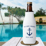 Enfriador De Botellas Nombre del barco del anclaje vintage náutico<br><div class="desc">Bienvenido a bordo de tu nombre de barco personalizado con ancla náutica vintage en azul marino en un refrigerador de botellas blancas.</div>