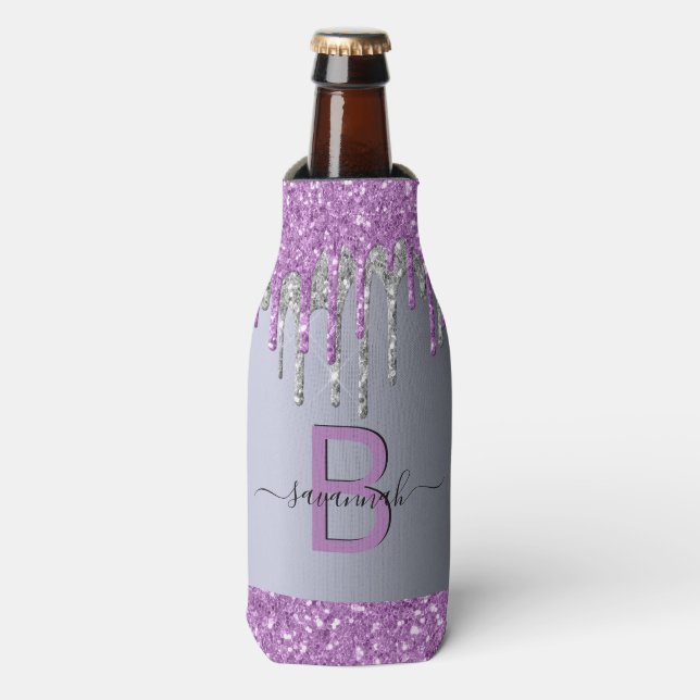 Enfriador De Botellas Purpurina morado plateado monograma cumpleaños (Frente de la botella)
