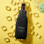 Enfriador De Botellas Purpurinoso Black 40th Birthday<br><div class="desc">Crea tus propios refrigeradores de botellas de 40 años para tus clientes o invitados. Girly finge un purpurina negro brillante sobre un fondo negro de color sólido personalizable. Añada un gráfico con el logotipo de una pequeña empresa personalizado, un mensaje de texto personalizado, una foto o su monograma para crear...</div>