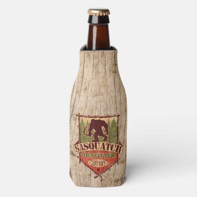 Enfriador De Botellas Sasquatch Outfitter Company Drink Coozie (Frente de la botella)