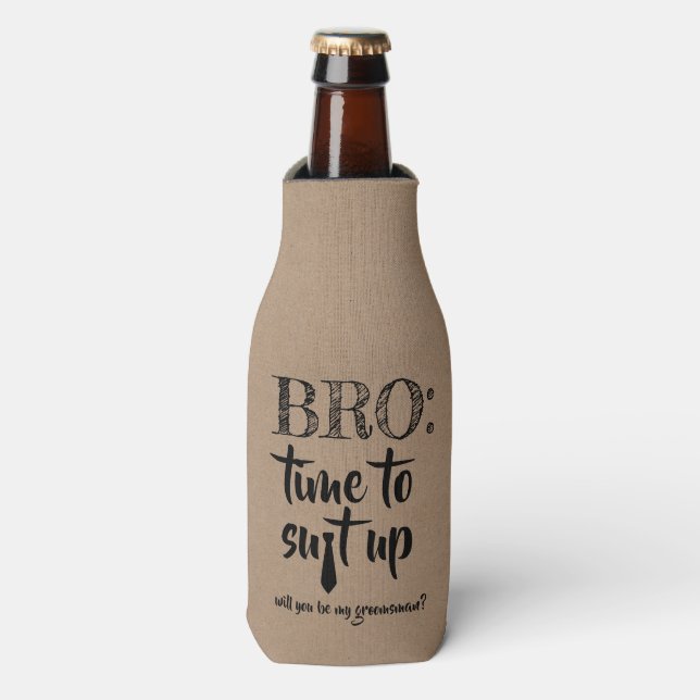 Enfriador De Botellas Suit Up - Funny Groomsman Propuesta (Frente de la botella)