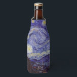 Enfriador De Botellas Vincent Van Gogh Starry Night Vintage Bella Artes<br><div class="desc">Vincent van Gogh Starry Night Bella Artes Painting Starry Night es un cuadro del artista holandés post-impresionista Vincent van Gogh. El cielo azul nocturno está lleno de nubes, estrellas y una luna creciente brillante. La noche estrellada es la única noche de la serie de vistas desde la ventana de su...</div>