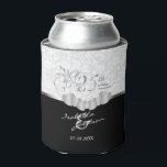 Enfriador De Latas 25° Aniversario del Boda de Plata | Patrón de Dama<br><div class="desc">Refrigerador de lata o frasco. Destacado en el 25° Aniversario del Boda de Plata | Diseño de patrones Damask listo para su personalización. ✔ NOTA: ¡SÓLO CAMBIA LAS ÁREAS DE PLANTILLA NECESARIAS! 😀 Si es necesario, puede eliminar el texto y empezar a agregar de nuevo el texto y la fuente...</div>